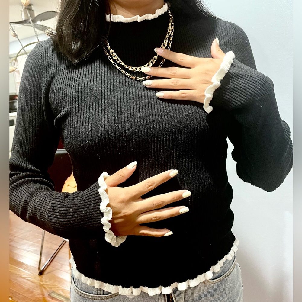 Black long sleeve sweater with white trims 🖤